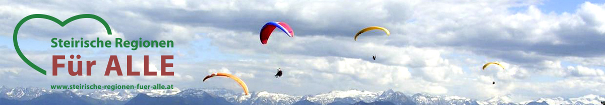 Paraglider fliegen vor einer beeindruckenden Kulisse aus Bergen und Wolken