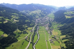 Das bild zeigt eine Flugansicht des oberen Ennstales mit Schladming, Rohrmoos, dem Ramsauer Plateau und Pichl